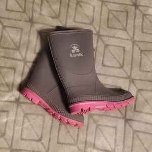 Kamik Classic Stomp Charcoal Magenta Rubber Rain Boots for Kids for Everyday Use
